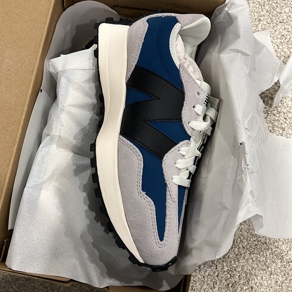 New Balance 327 Sneaker - Picture 3 of 8